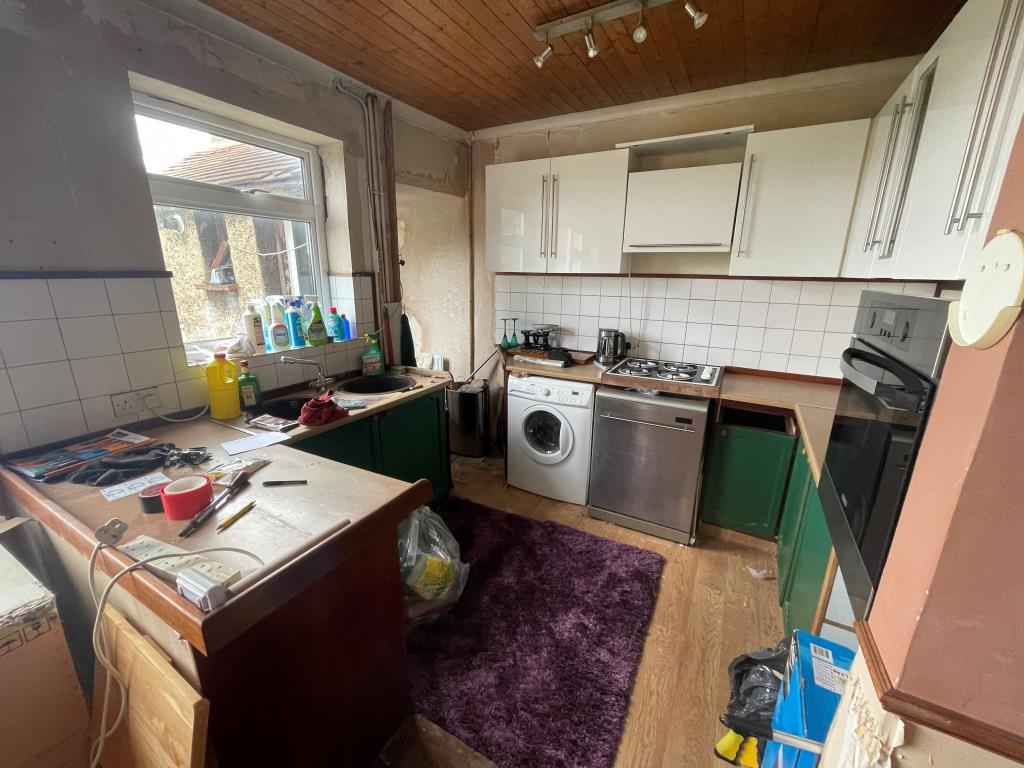 Lot: 92 - THREE-BEDROOM HOUSE FOR IMPROVEMENT - Kitchen
